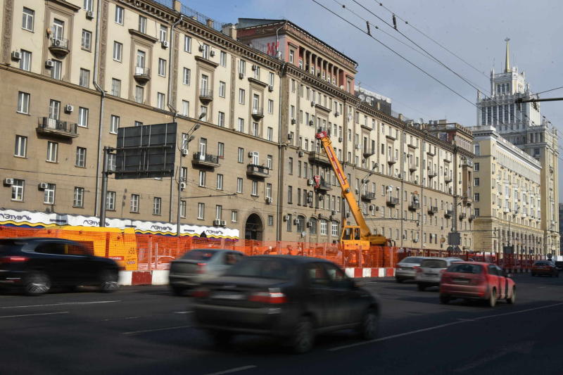 На данный момент на Бульварном кольце проходит укладка нового асфальта по программе "Моя улица". Фото: "Вечерняя Москва"