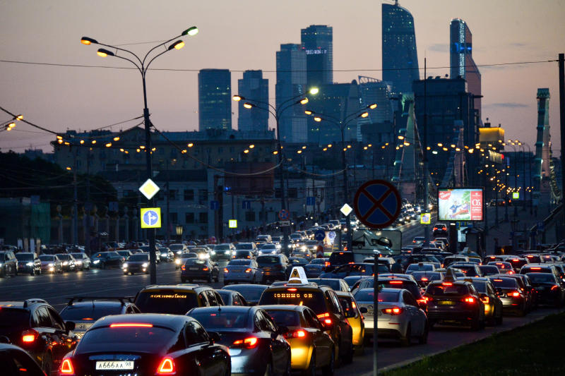 ЦОДД просит автомобилистов быть более внимательными и аккуратными на дорогах. Фото: «Вечерняя Москва»