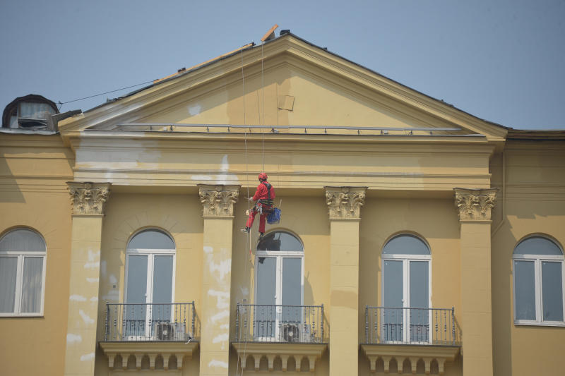 Рабочие восстановят штукатурный слой фасада, на чердаке запланированы мероприятия по утеплению пола и замене ходовых досок. Фото: "Вечерняя Москва"