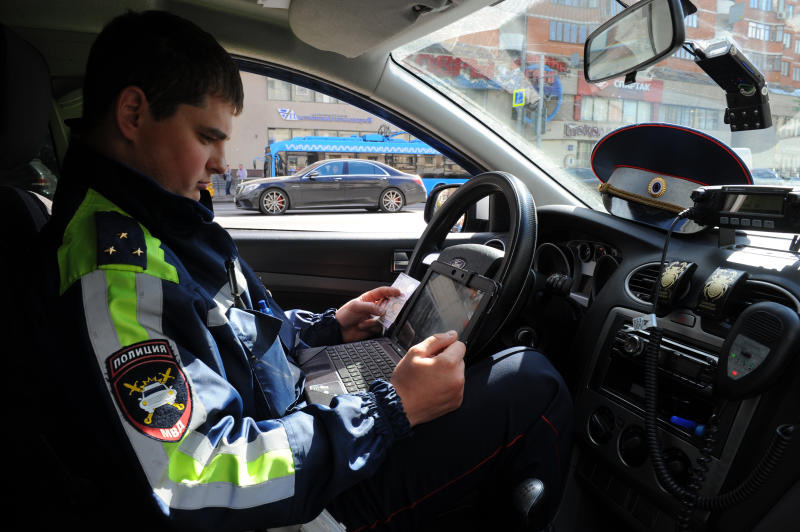 Водитель сбил девушку на тротуаре в центре Москвы, ведется проверка