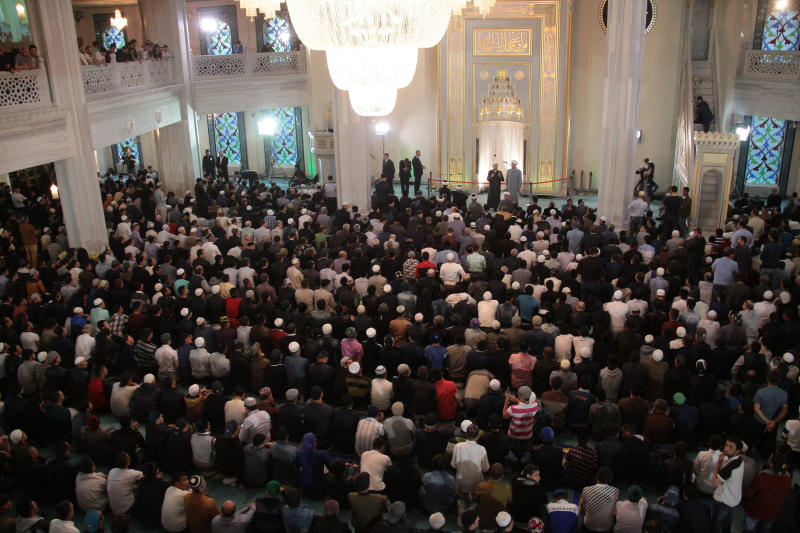 Мечеть, вместимостью около 10 тыс. человек, заполнена практически полностью.