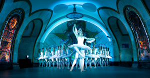 Сценой для балетной труппы стала платформа станции метро. Фото: mos.ru