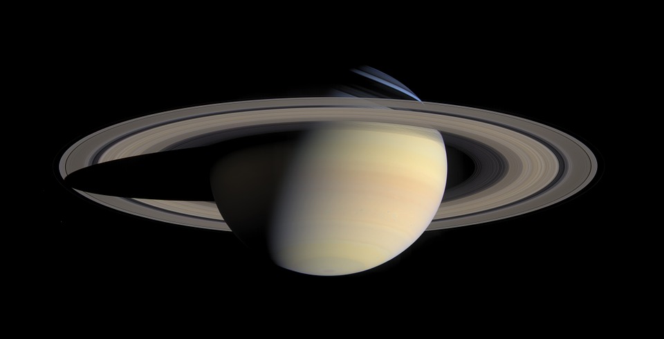 Помимо Сатурна, в телескоп удастся разглядеть и самый большой спутник планеты-гиганта Титан. Фото: pixabay.com