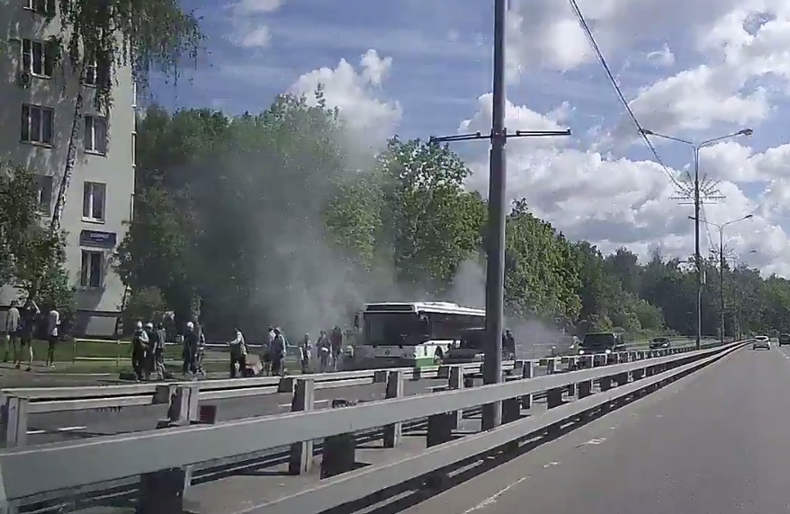 Пылающий в Москве автобус попал на видео