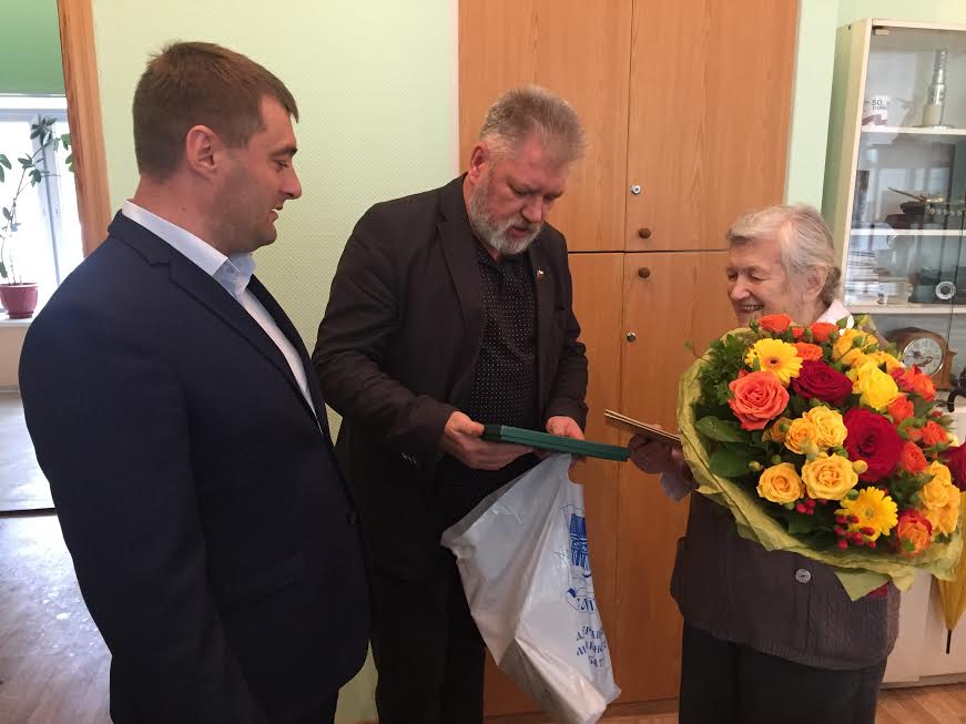 Ветерана войны из района Арбат поздравили с 90-летием