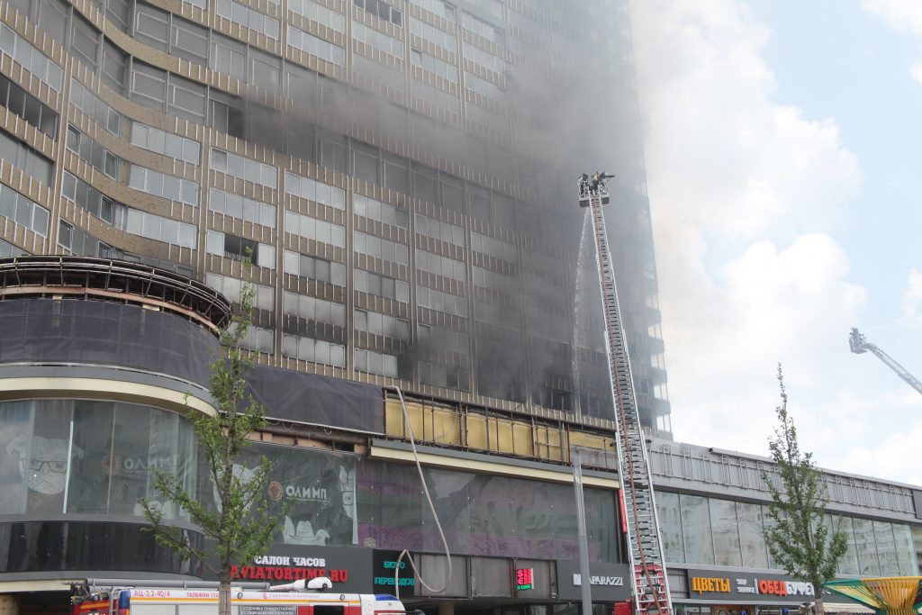 МЧС Москвы потушило 200-метровый пожар в «доме-книжке» на Новом Арбате