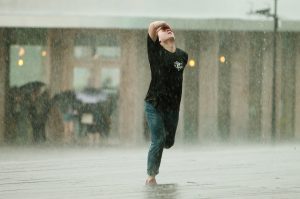 Впрочем, артисты тоже не испугались дождя и выступали прямо под ливнем. Фото: Наталия Нечаева