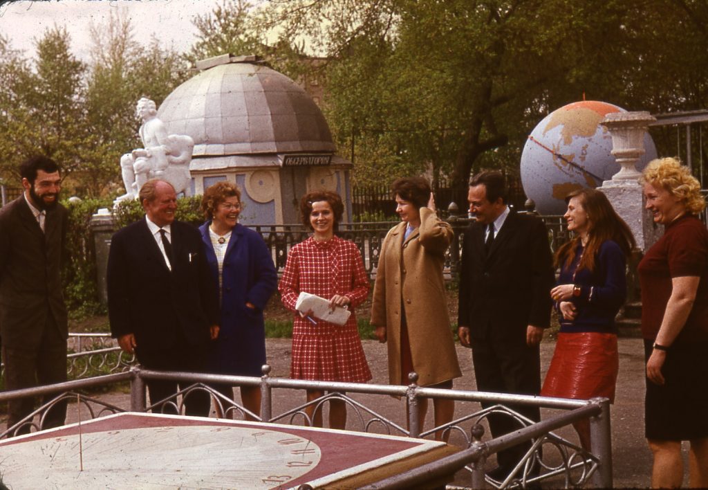 1957 год. Гости Астрономического музея, расположенного на крыше Московского планетария, знакомятся с экспонатами. Фото: пресс-служба Московского планетария