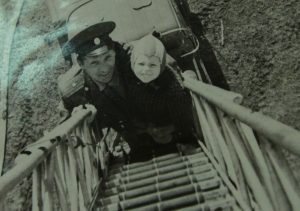 На фото наш герой в трехлетнем возрасте вместе с отцом Валентином