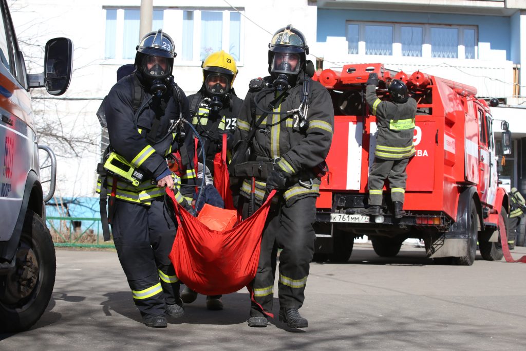 Пожарные спасли человека на востоке Москвы