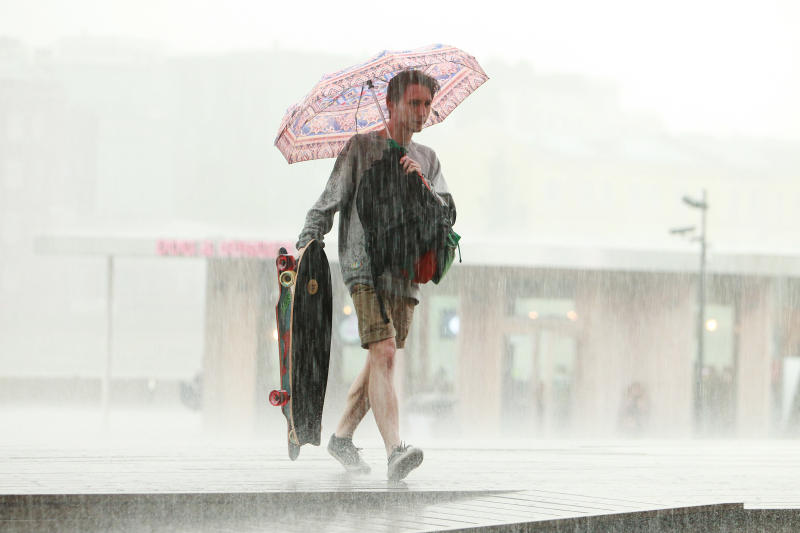Согласно прогнозам синоптиков Росгидромета, в это воскресенье в столице ожидаются осадки - дожди и град. Фото: "Вечерняя Москва"