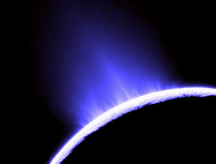 Гейзеры спирта найдены на спутнике Сатурна