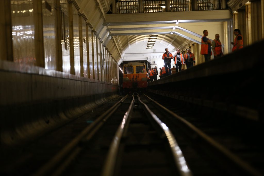 На «зеленой» ветке метро спасли пассажира и восстановили движение