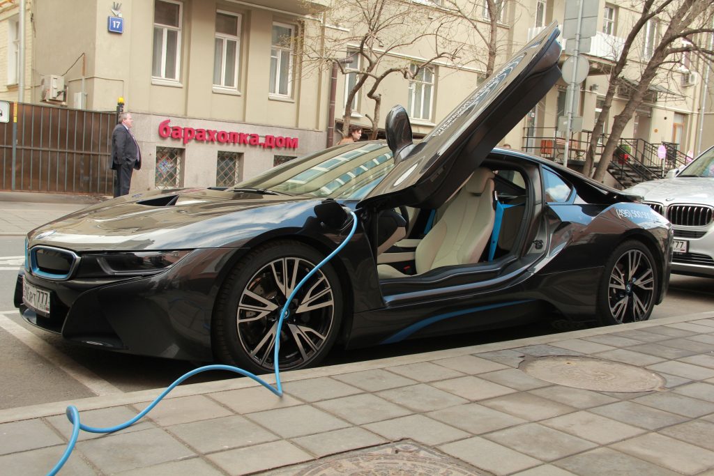 Дорожные правила России пополнились терминами «электромобиль» и «гибридный автомобиль»