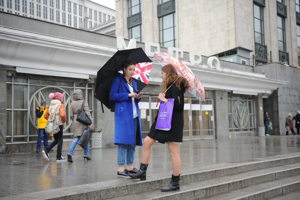 К выходным москвичам нужно подготовить пальто и дождевики