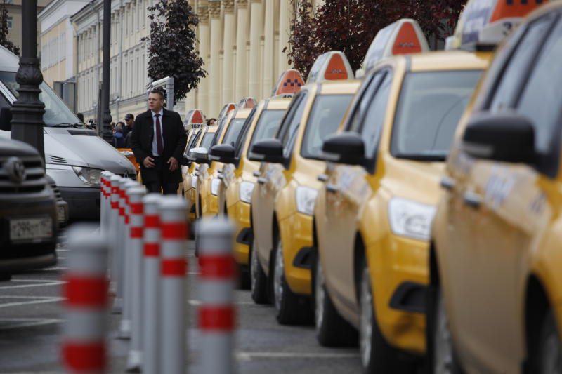 Работа по созданию новых машино-мест для такси ведется с 2011 года. Фото: Павел Головкин, "Вечерняя Москва"