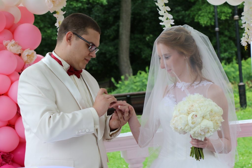 Более 1500 пар сыграют свадьбы на День города в Москве