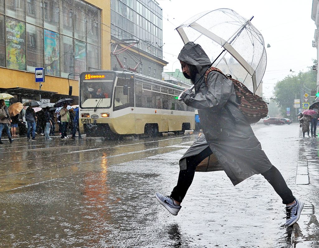 Лето в Москве: Сотрудники метро начнут раздавать дождевики