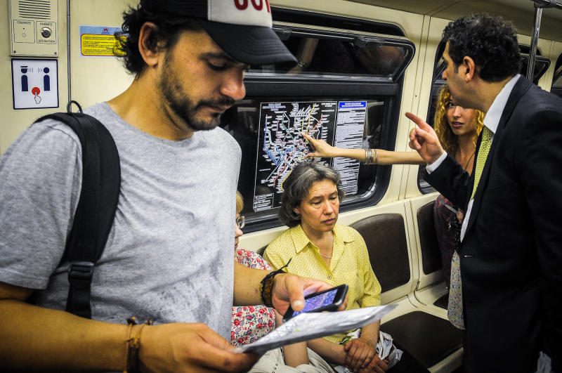 Для пассажиров в метро Москвы размещают плакаты с загрузкой поездов в час пик