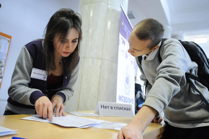 Волонтеры будут общаться с гостями форума на разных иностранных языках. Фото: "Вечерняя Москва"