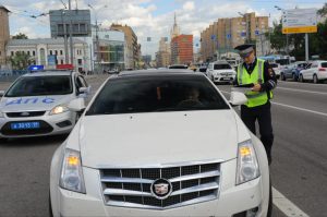 Полиция осуществляет розыск водителя. Фото: Александр Кожохин