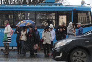 Владельцам автомобилей рекомендовано передвигаться на общественном транспорте. Фото: Александр Кожохин, «Вечерняя Москва»