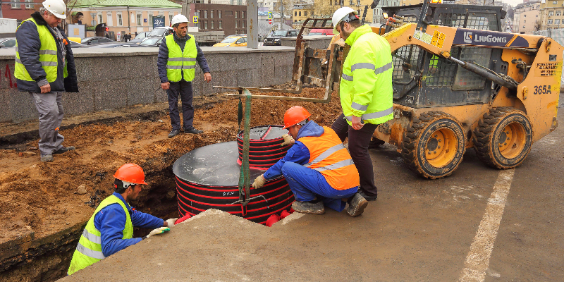 После укладки трубы кабельной канализации, место будет засыпано несколькими слоями песка. Фото: mos.ru