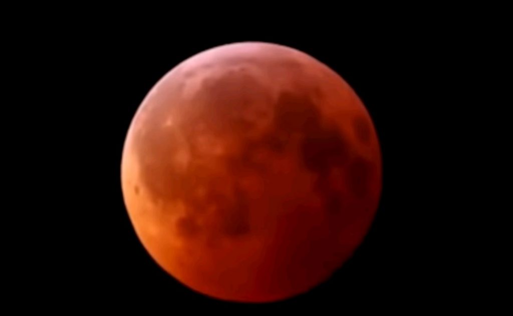Уфологи: Инопланетяне использовали «кровавую Луну» для прикрытия