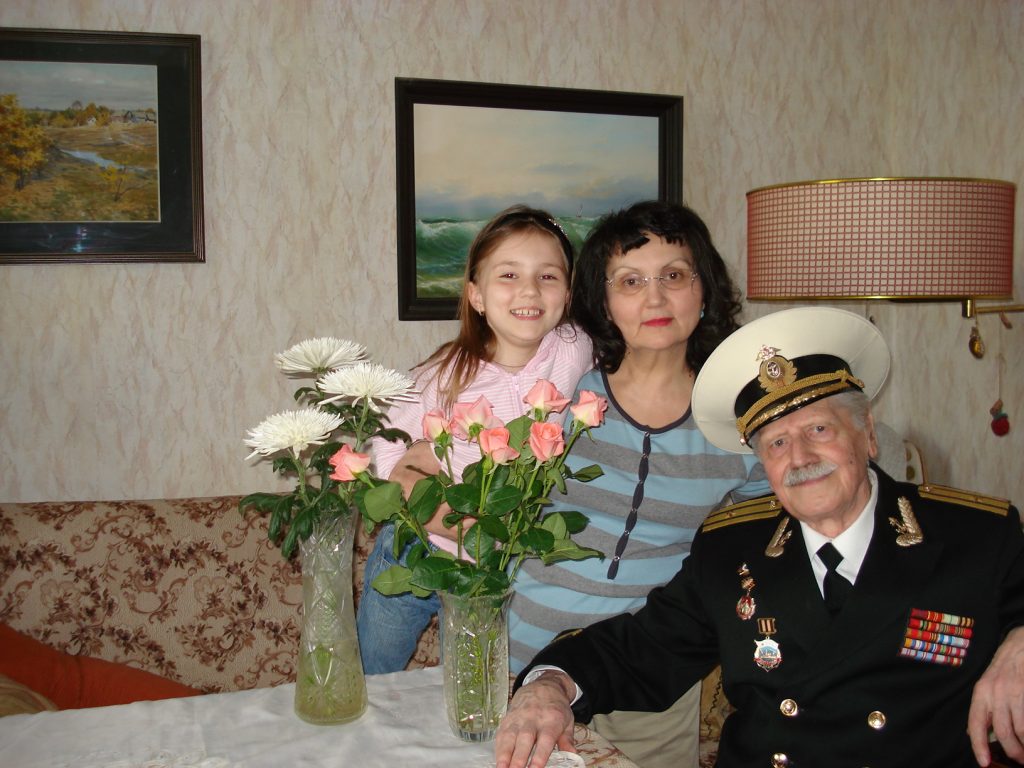 2005 год. Капитан Георгий Стопани с женой Зайтуной и внучкой Полиной(1).