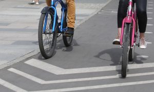 Рядом с велополосой смогут перемещаться пешеходы. Фото: Антон Гердо