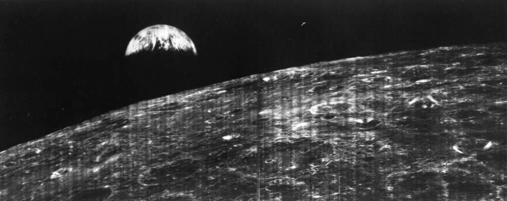 NASA показало первое фото Земли с поверхности Луны