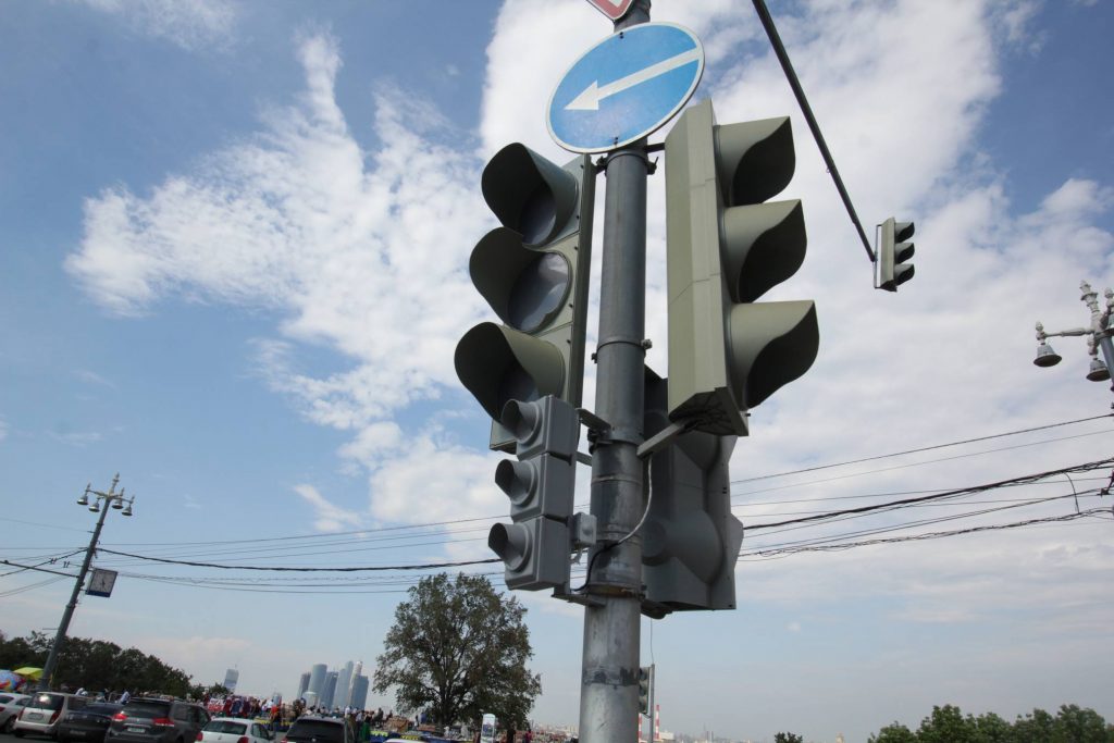 В Москве появился первый «солнечный» светофор