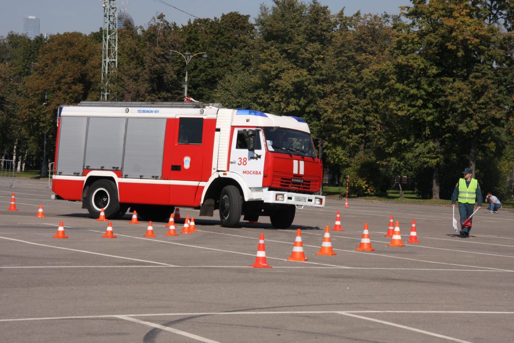 Cмотр-конкурс по скоростному маневрированию на пожарных машинах в Лужниках