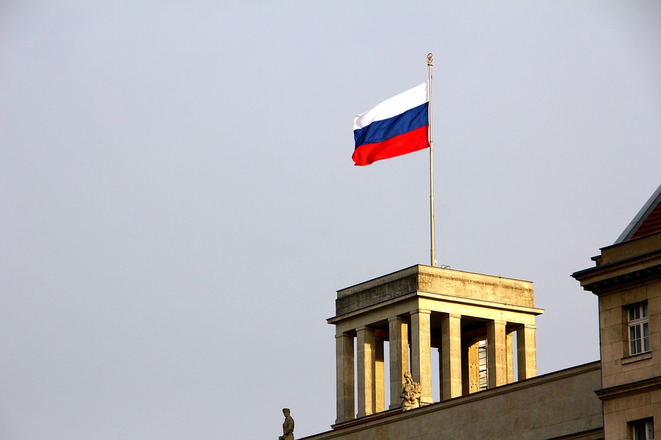Триколоры и цифровые открытки украсят Москву ко Дню Государственного флага