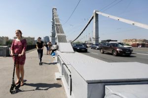 На покраску моста планируют потратить несколько часов. Фото: «Вечерняя Москва»