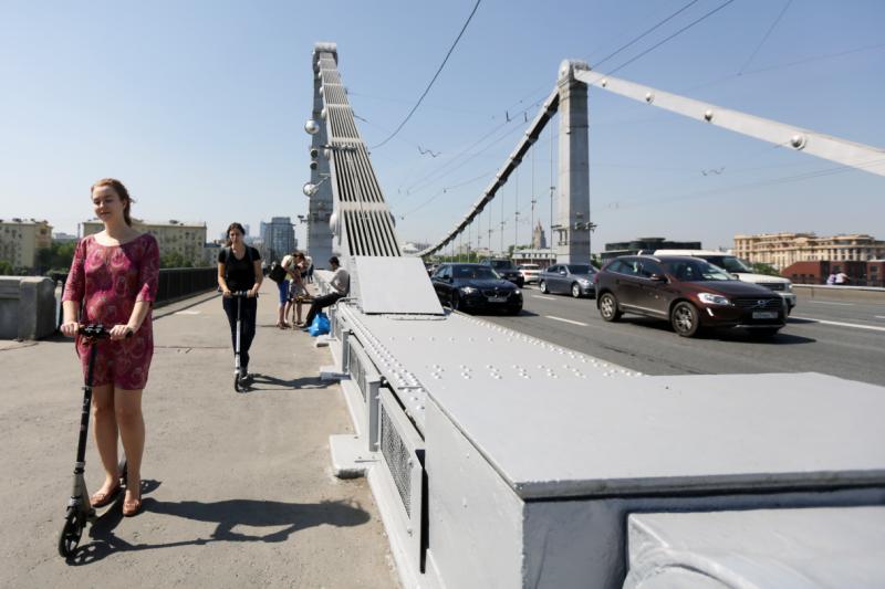 На покраску моста планируют потратить несколько часов. Фото: "Вечерняя Москва"