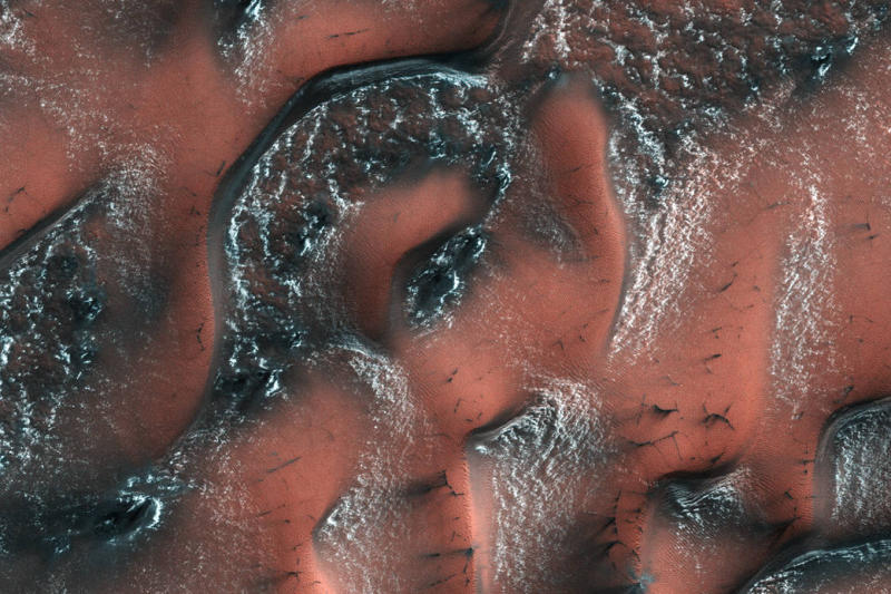 Ученые NASA показали снимки заснеженных дюн Марса