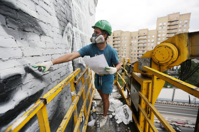 На стене дома № 5 на улице Сретенке восстановили граффити «Стена Папанина». Фото: "Вечерняя Москва"