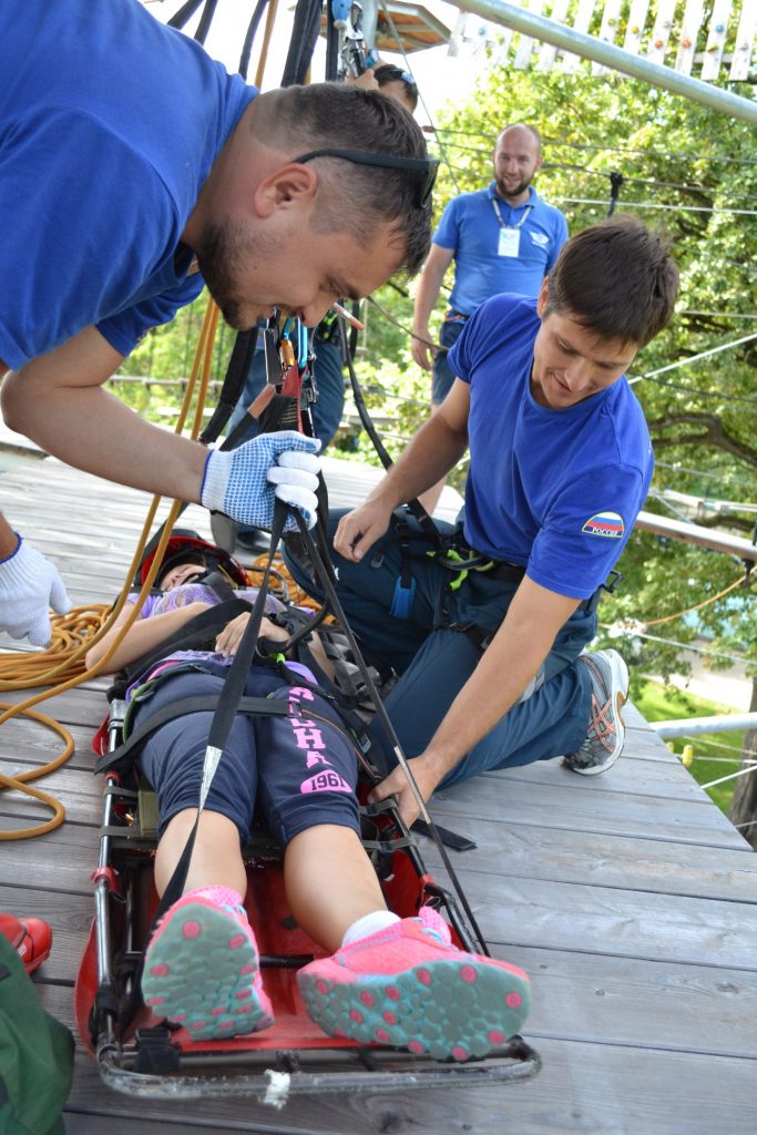 Московские спасатели провели тренировку в веревочном парке «Sky Town»