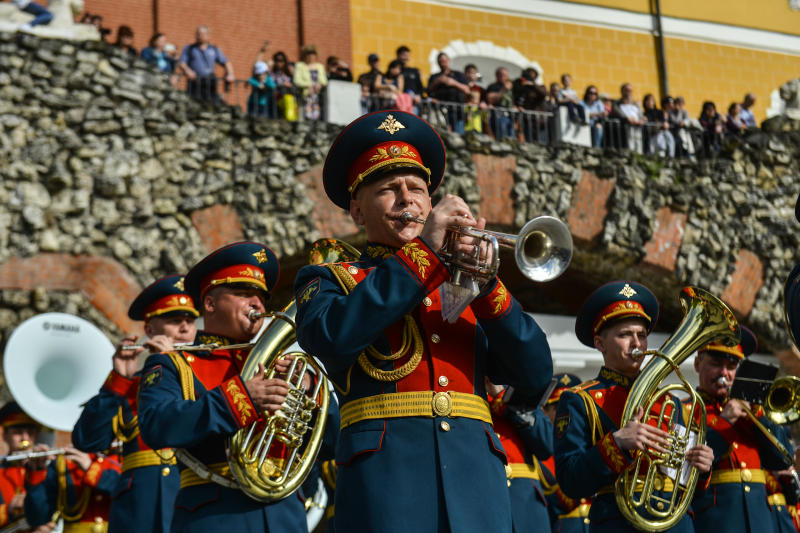 Военные оркестры выступят в Александровском саду