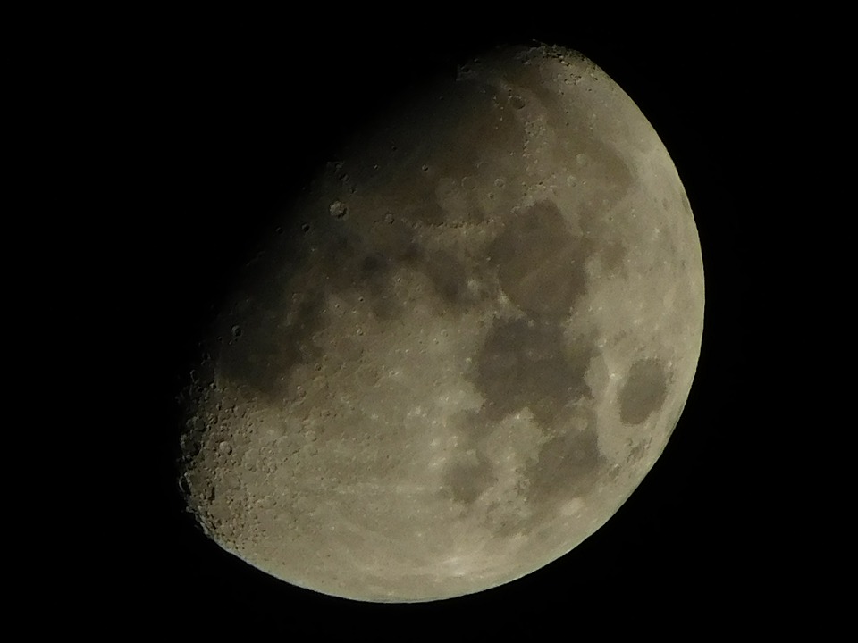 Горожане смогут рассмотреть Луну и двойные звезды. Фото: pixabay.com