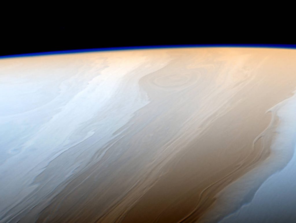 NASA зафиксировало голубое свечение над облаками Сатурна
