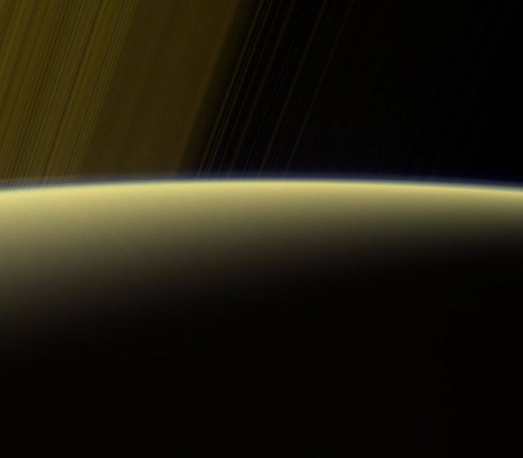 Зонд NASA прислал уникальное фото рассвета на Сатурне