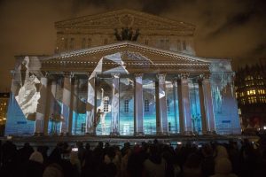 23 сентября 2017 год. Фестиваль "Круг света". Одна из инсталляций на фасаде здания Большого театра в Москве