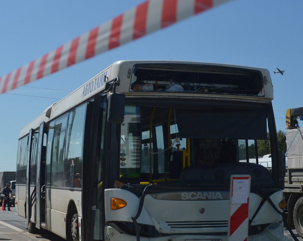 Автобус попал в массовое ДТП на севере Москвы, прибыла «Скорая»
