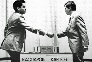 Открытие легендарного матча между Гарри Каспаровым (слева) и Анатолием Карповым (справа) за звание Чемпиона мира по шахматам, поставившего рекорд по количеству сыгранных партий, состоялось 9 сентября 1984 года. Фото: commons.wikimedia.org