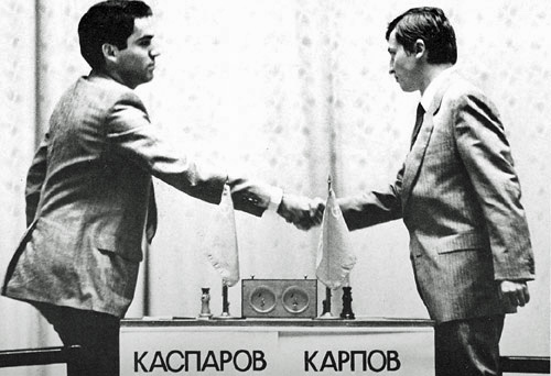 Открытие легендарного матча между Гарри Каспаровым (слева) и Анатолием Карповым (справа) за звание Чемпиона мира по шахматам, поставивший рекорд по количеству сыгранных партий, прошло 9 сентября 1984 года. Фото: wikipedia.org