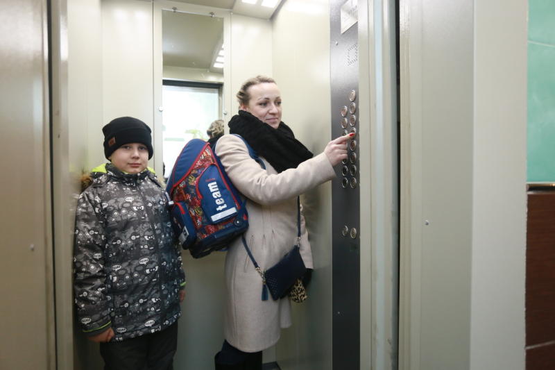 Более 900 лифтов заменили в многоэтажках центра Москвы