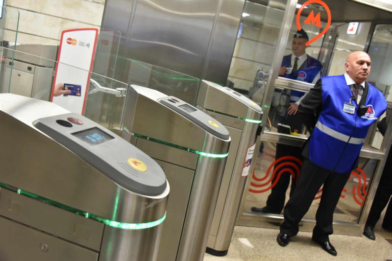 Пассажиры смогут оплачивать проезд банковской картой через турникеты на всех станциях метро