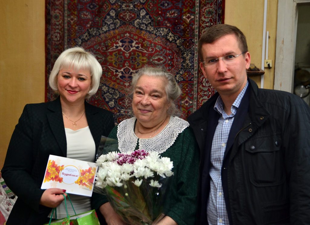 Жителей почтенного возраста поздравили в Мещанском районе